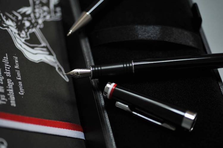 Zestaw (pióro wieczne i długopis) EXO Husaria Polska, czarny, motyw flagi, wykończenia chromowane